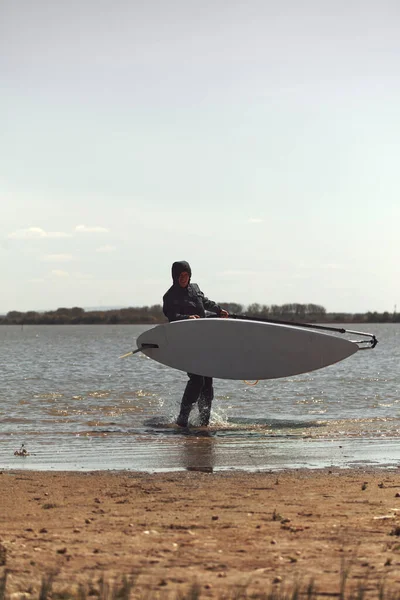 Windsurfer Godendo Fine Settimana Soleggiato Sul Lago — Foto Stock