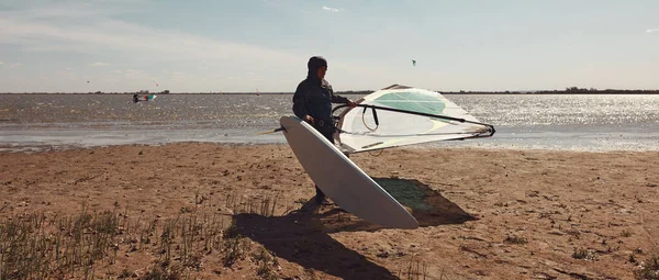 Віндсерфер Насолоджується Сонячними Вихідними Озері — стокове фото
