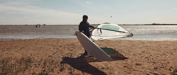 Windsurfer Godendo Fine Settimana Soleggiato Sul Lago — Foto Stock