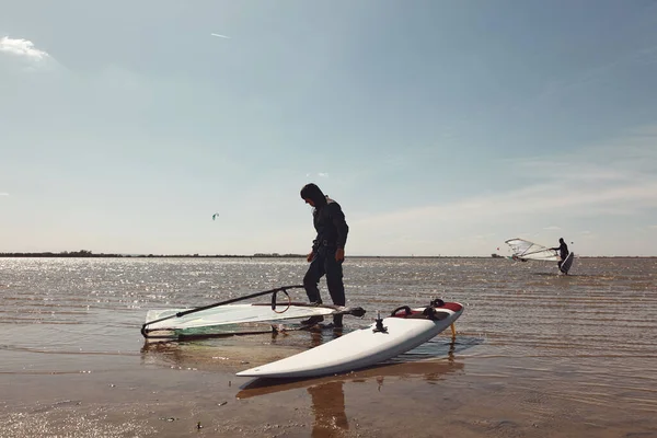 Windsurfer Disfrutando Soleado Fin Semana Lago — Foto de Stock