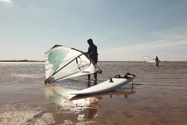 Windsurfer Godendo Fine Settimana Soleggiato Sul Lago — Foto Stock