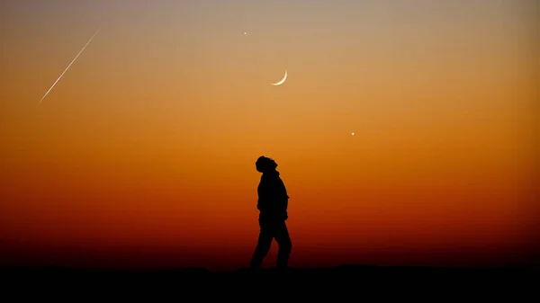 Mann Beobachtet Abendhimmel Mit Sternen Planeten Sternschnuppen Und Mondsicheln — Stockfoto