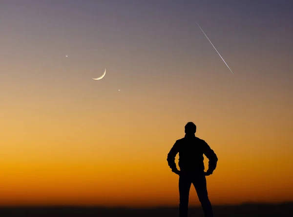 Homme Observant Ciel Soir Avec Des Étoiles Des Planètes Des — Photo