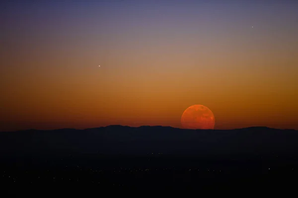 Volle Maan Stijgt Boven Verre Horizon — Stockfoto