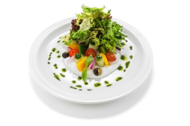 Beyaz tabakta Yunan salatası