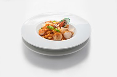 Deniz ürünleri beyaz bir tabak makarna