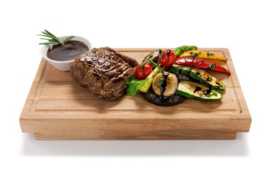 Tahtada sebzeli ızgara biftek.