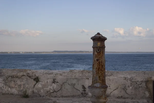 Fuente antigua en el casco antiguo de Gallipoli (Le ) —  Fotos de Stock