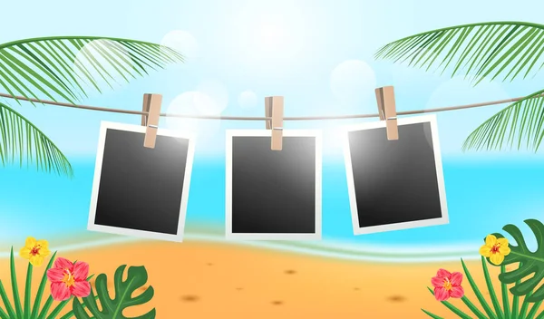 Deniz kıyısı, tropik ağaçlar, çiçekler ve yaz mevsiminde Hindistan cevizi yapraklarıyla birlikte ipte asılı duran eski fotoğraf çerçeveleri. Vektör.