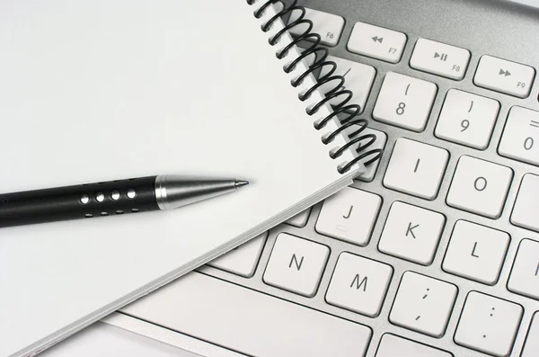 Computer keyboard. Idea. Notepad — Stock Photo, Image