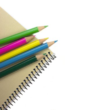 Not defteri. renkli kalemler.