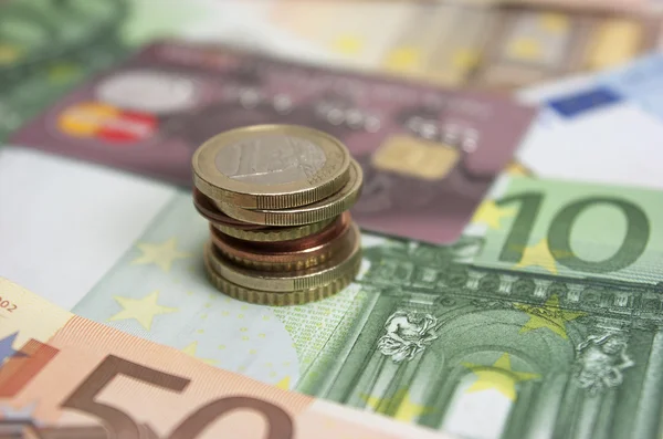 Euro-Banknoten und Münzen — Stockfoto