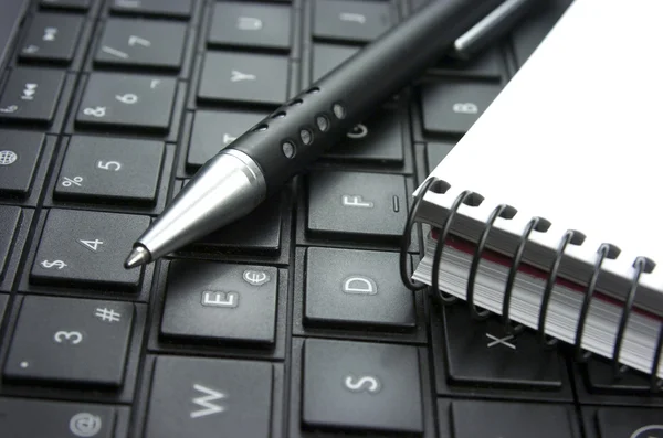 Computer keyboard. Idea. Notepad — Stock Photo, Image