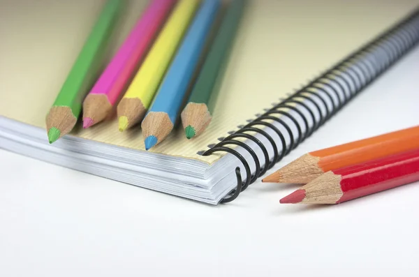 Notepad. Colored pencils. — Stock Photo, Image