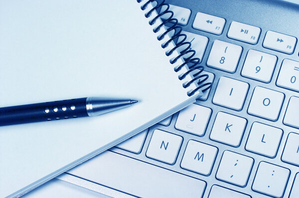 Клавиатура компьютера. Идея. Блокнот
