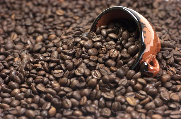 Koffiebonen en -bekers — Stockfoto