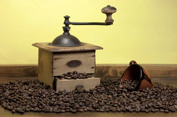 Coffee beans and coffee grinder — Stock Photo, Image