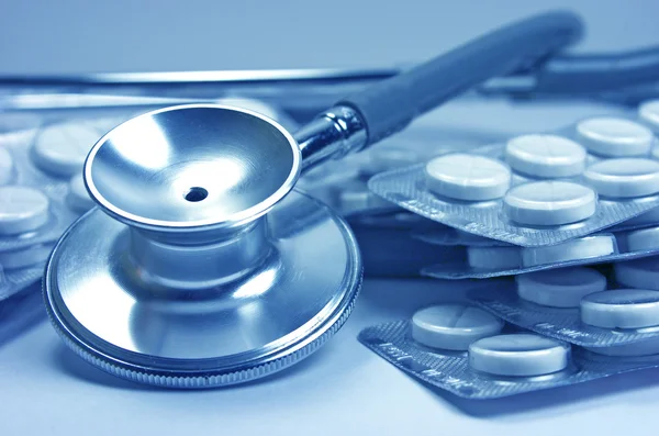 Stethoscope and pills — Stock Photo, Image