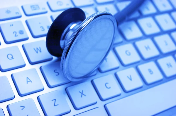 Steteskop ve bilgisayar klavye.