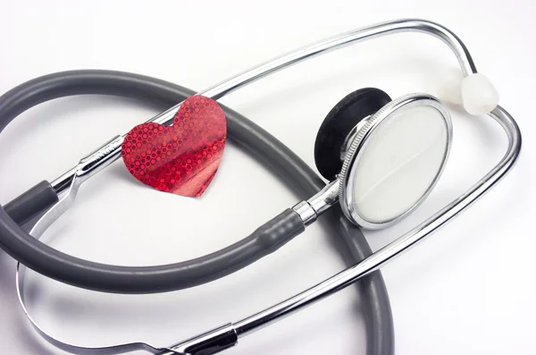 Stetoskop med papper hjärta — Stockfoto