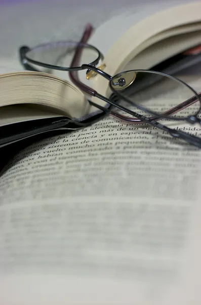 Óculos e livros — Fotografia de Stock