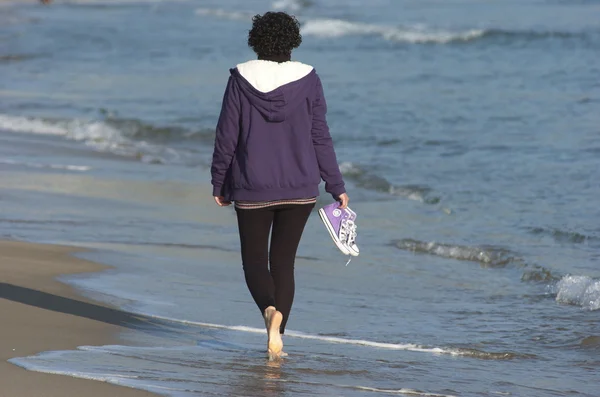 Donna sulla spiaggia — Foto Stock