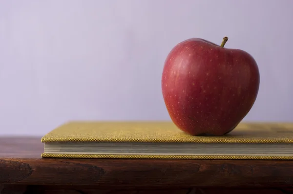 Äpple med böcker — Stockfoto