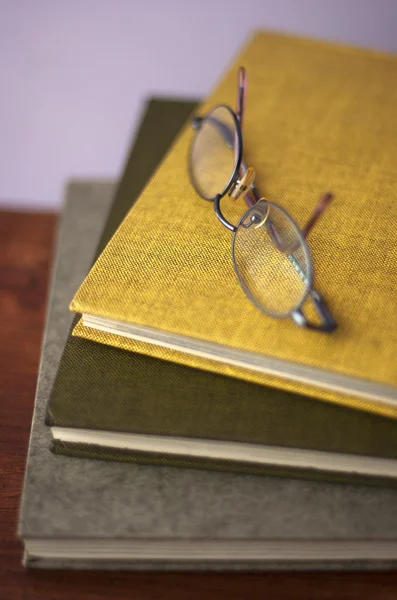 Óculos e livros — Fotografia de Stock