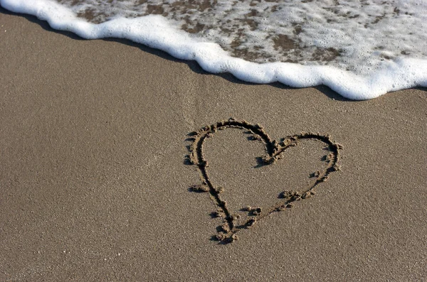 Hart op strand zand — Stockfoto