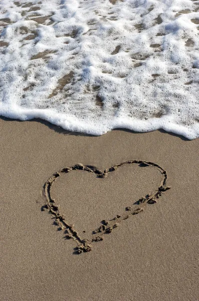 Cuore sulla sabbia della spiaggia — Foto Stock