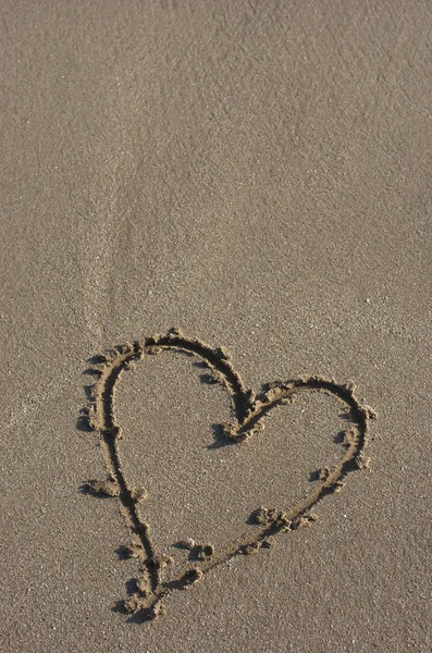 Hart op strand zand — Stockfoto