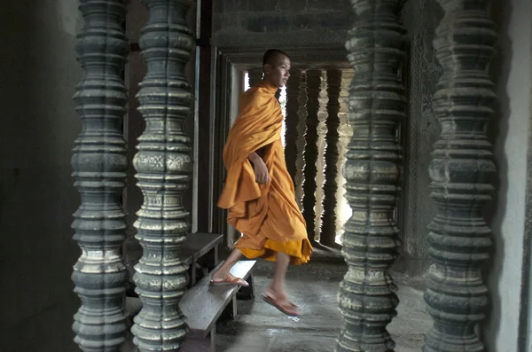 Monk in angkor wat. Siem oogst. Cambodja. — Stockfoto