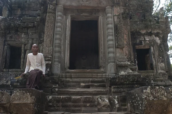 Monja en Angkor Wat. Siem Reap. Camboya . — Foto de Stock