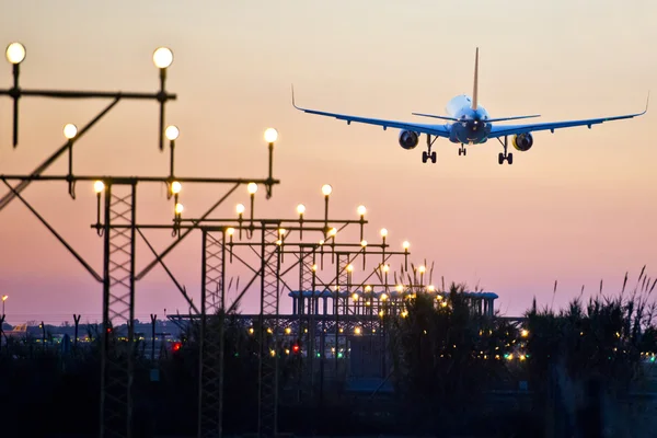 Aeroplane landing — Stock Photo, Image