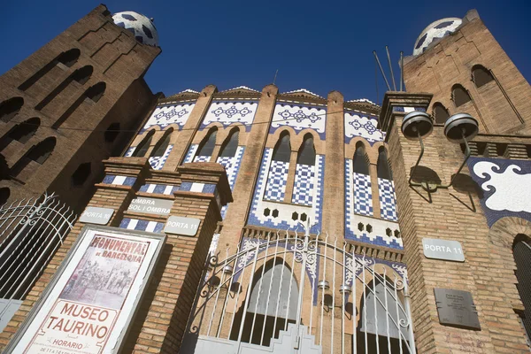 Tjurfäktningsarenan monumental i barcelona — Stockfoto