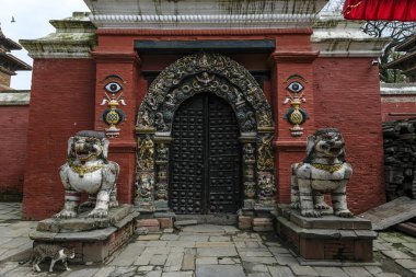 Kathmandu, Nepal 'deki Durbar Meydanı' ndaki Taleju Tapınağı 'nın giriş kapısı..