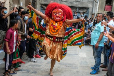 Katmandu, Nepal - Eylül 2021: Manjusri şehir iblisine tercüme edilen Majipa Lakhey, 24 Eylül 2021 tarihinde Nepal, Katmandu 'da Indra Jatra festivali sırasında bir tören dansına başlar..