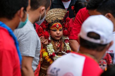Katmandu, Nepal - Eylül 2021: Durbar Meydanı 'nda 24 Eylül 2021' de düzenlenen yıllık Indra Jatra festivali sırasında yaşayan tanrıça Kumari.