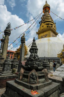 Katmandu, Nepal - Eylül 2021: Swayambhunath Stupa, 25 Eylül 2021 tarihinde Nepal 'de Katmandu' da bir tepenin üzerindeki antik bir dini kompleks..