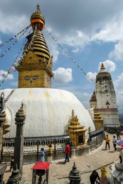 Katmandu, Nepal - Eylül 2021: Swayambhunath Stupa 'yı ziyaret eden insanlar. 25 Eylül 2021 'de Nepal' de Katmandu 'da bir tepenin üzerindeki antik bir dini kompleks..