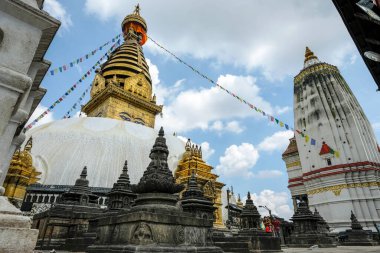 Katmandu, Nepal - Eylül 2021: Swayambhunath Stupa, 25 Eylül 2021 tarihinde Nepal 'de Katmandu' da bir tepenin üzerindeki antik bir dini kompleks..