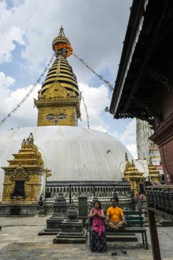 Katmandu, Nepal - Eylül 2021: Swayambhunath Stupa 'yı ziyaret eden insanlar. 25 Eylül 2021 'de Nepal' de Katmandu 'da bir tepenin üzerindeki antik bir dini kompleks..