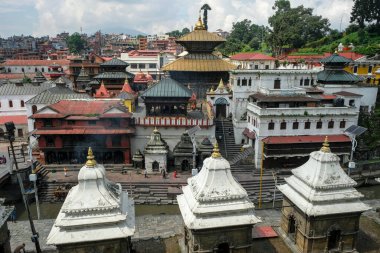 Katmandu, Nepal - Eylül 2021: Pashupatinath Tapınağı 29 Eylül 2021 tarihinde Katmandu, Nepal 'de bulunan Hindu tapınağıdır..