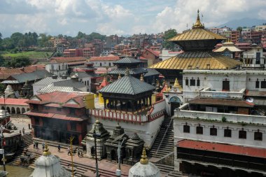 Katmandu, Nepal - Eylül 2021: İnsanlar 29 Eylül 2021 'de Katmandu, Nepal' de Bagmati Nehri 'ndeki Pashupatinath Tapınağı ghatlarına adak adadılar..