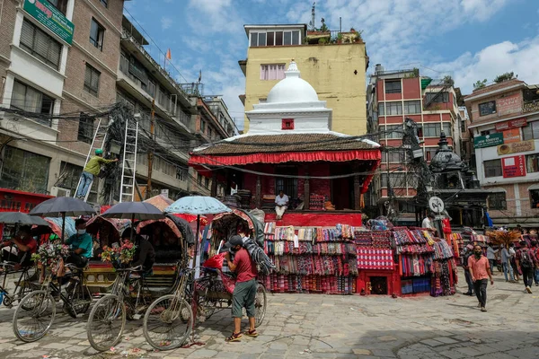 Katmandu, Nepal - Eylül 2021: Nepal 'de 21 Eylül 2021' de Katmandu, Indra Chowk 'taki Ganesh Tapınağı' nın önündeki Asan Tole pazarı.