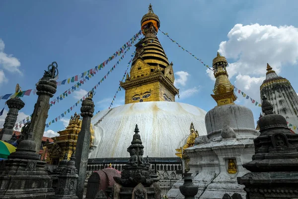 Swayambhunath Stupa, Katmandu, Nepal 'deki bir tepenin üzerindeki antik bir dini kompleks..