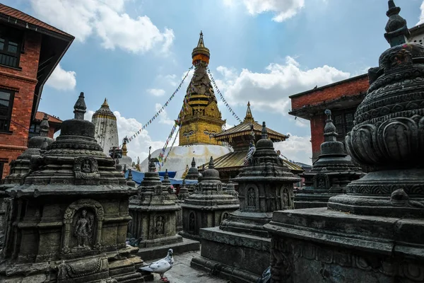 Swayambhunath Stupa, Katmandu, Nepal 'deki bir tepenin üzerindeki antik bir dini kompleks..