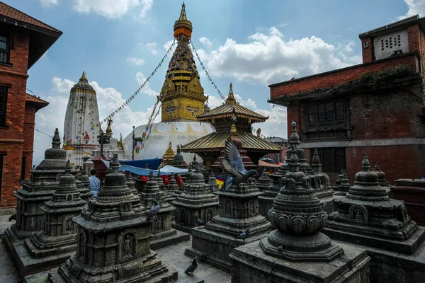 Swayambhunath Stupa, Katmandu, Nepal 'deki bir tepenin üzerindeki antik bir dini kompleks..