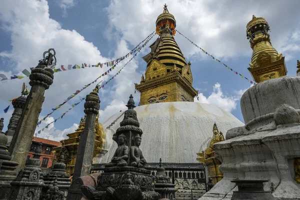 Swayambhunath Stupa, Katmandu, Nepal 'deki bir tepenin üzerindeki antik bir dini kompleks..
