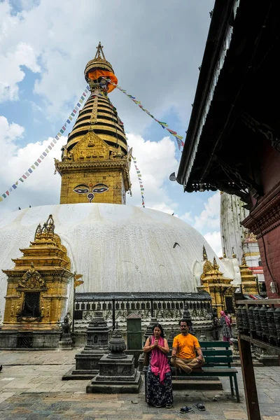 Katmandu, Nepal - Eylül 2021: Swayambhunath Stupa 'yı ziyaret eden insanlar. 25 Eylül 2021 'de Nepal' de Katmandu 'da bir tepenin üzerindeki antik bir dini kompleks..